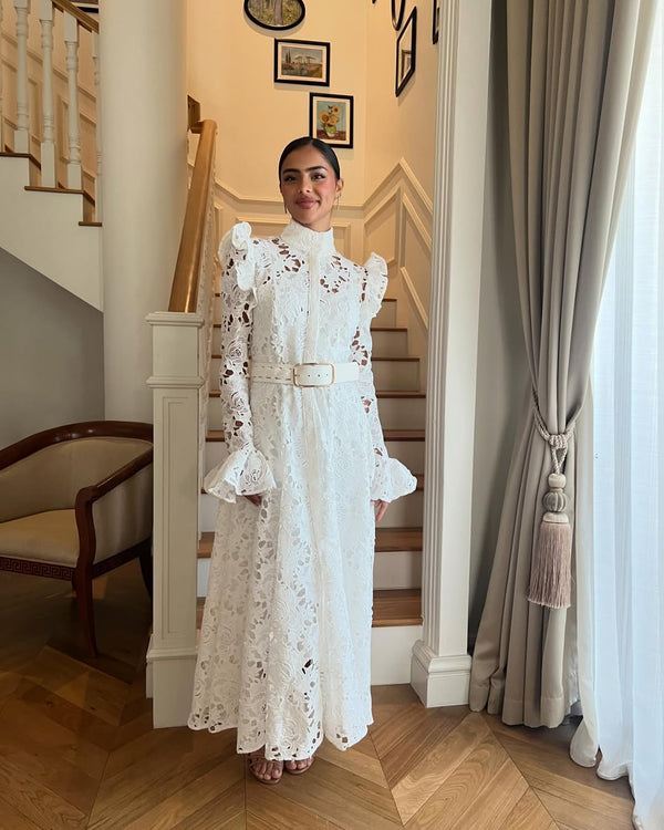 Vestido com Renda e Decote em V – Elegância Clássica com Cintura Império